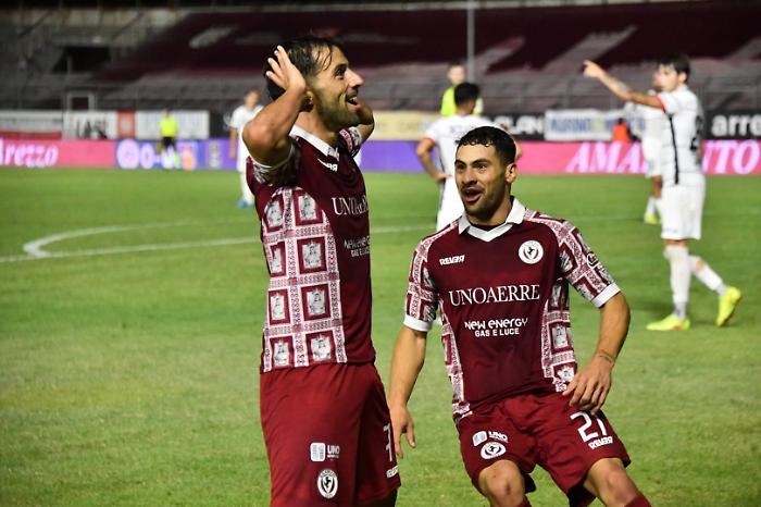 Arezzo, sognare si pu&ograve;. Trombini para un rigore, poi &egrave; vittoria contro il Gubbio