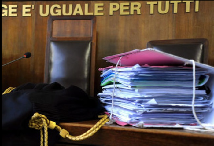 Arezzo, martellate al fratello che fuggì in strada nudo: condannato a 6 anni