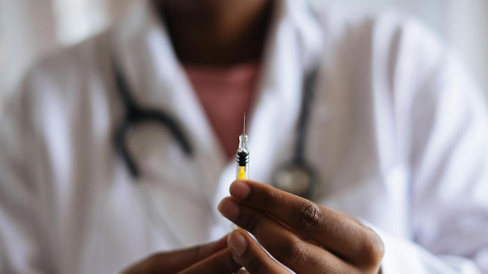 Falsi vaccini anti Covid per ottenere il Green pass: in 77 rinviati a giudizio. Notifiche effettuate anche dalla polizia di Arezzo