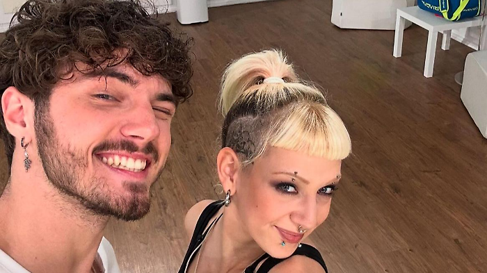 Chi &egrave; Anna Lou Castoldi, in gara a Ballando 2024: figlia di Asia Argento e Morgan, attrice, rider e la fidanzata Dora