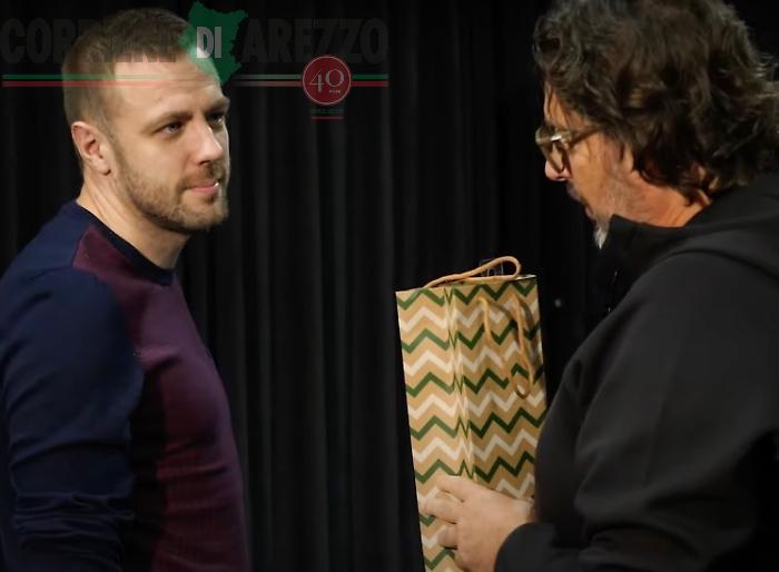 Il coach litiga con un giornalista in conferenza stampa. Poi il colpo di scena