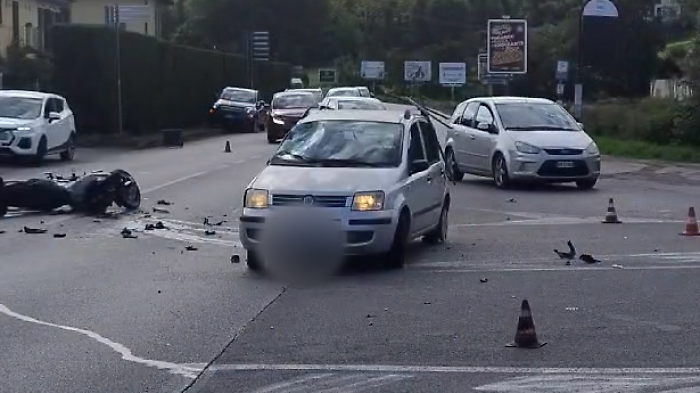 Arezzo, auto contro moto in via Romana: grave un 48enne
