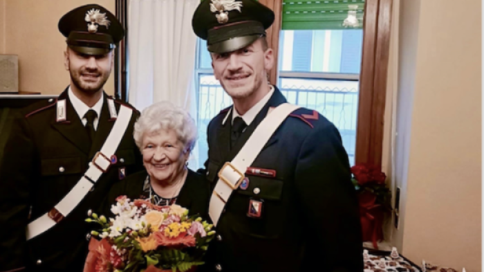I carabinieri e l'anziana