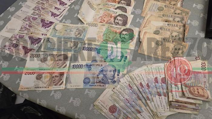 Arezzo, trova 5 milioni di lire in una soffitta. Ora è solo carta straccia