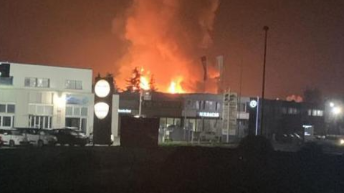 Sansepolcro, vasto incendio in un'azienda di legnami