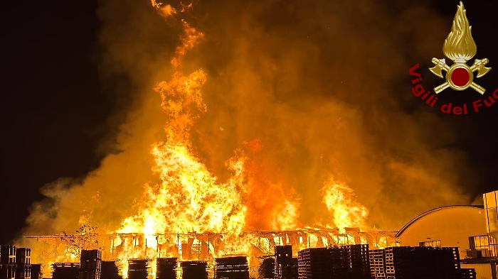 Sansepolcro, gravissimo incendio ma scongiurato il disastro. Malore per uno dei titolari