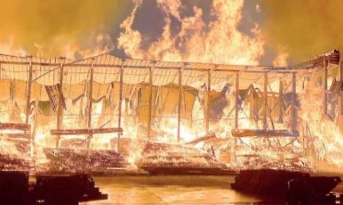 Incendio Donati Legnami, danni per milioni di euro. Periti già al lavoro. Indagini sulle cause del fuoco. La lunga notte dei vigili del fuoco a Sansepolcro