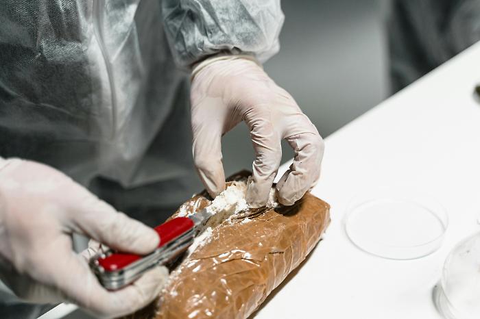 Arezzo, droga: 50 chili di cocaina nascosti nel camion. Corriere sorpreso con un carico da 5 milioni. Arrestato dalla polizia