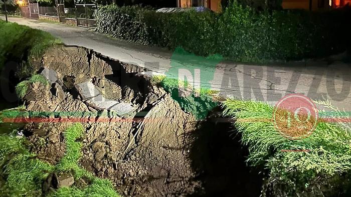 Arezzo, frana durante la notte in via dell'Acropoli 