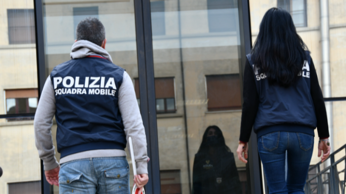 Arezzo, nel ripostiglio droga per 50 mila euro e kit per lo spaccio: arrestata un'impiegata