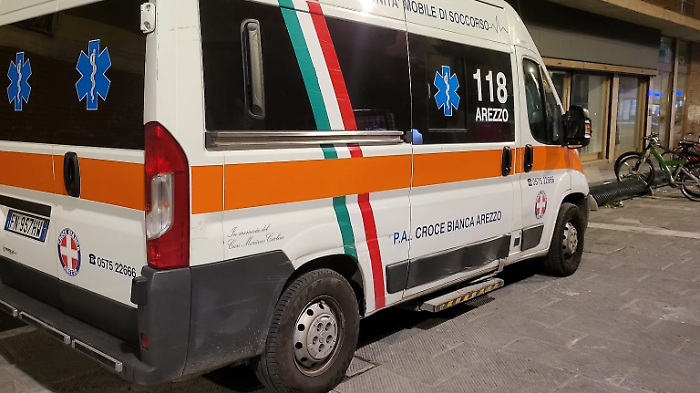Va in arresto cardiaco a caccia, defibrillato con un Dae che era sul posto