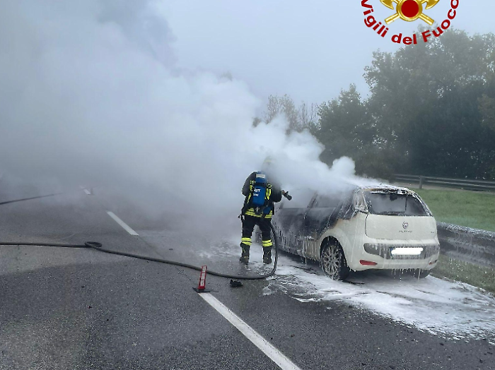 Citt&agrave; di Castello, auto in fiamme in una galleria della E45: il conducente porta il mezzo fuori dal tunnel e viene soccorso