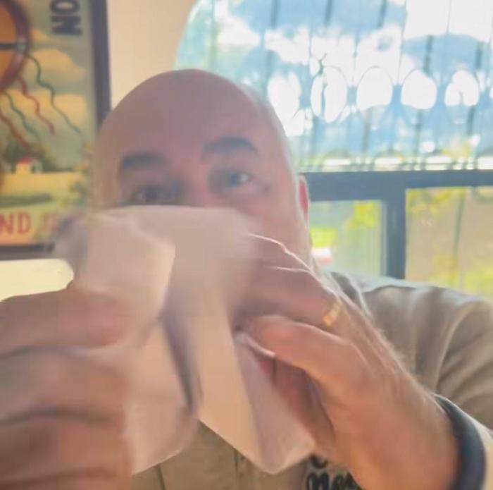 Bandecchi fa il verso a Proietti e strappa dei fogli, poi la condanna: "Gesto violento, servono scuse ufficiali"