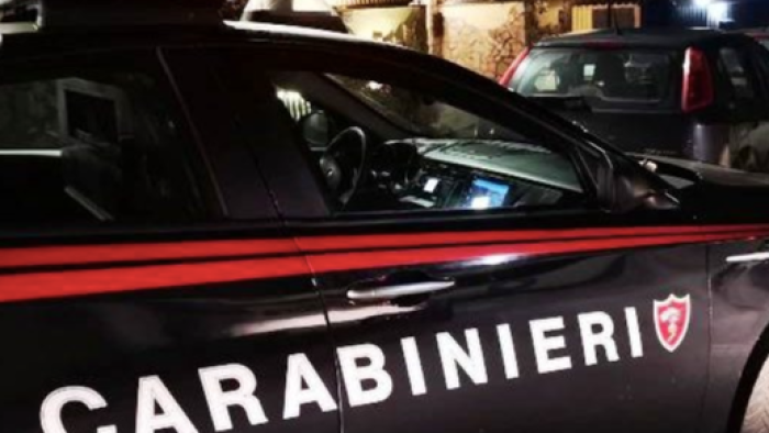 Accoltellato da una donna, giovane si salva grazie alla cerniera a lampo del giubbotto