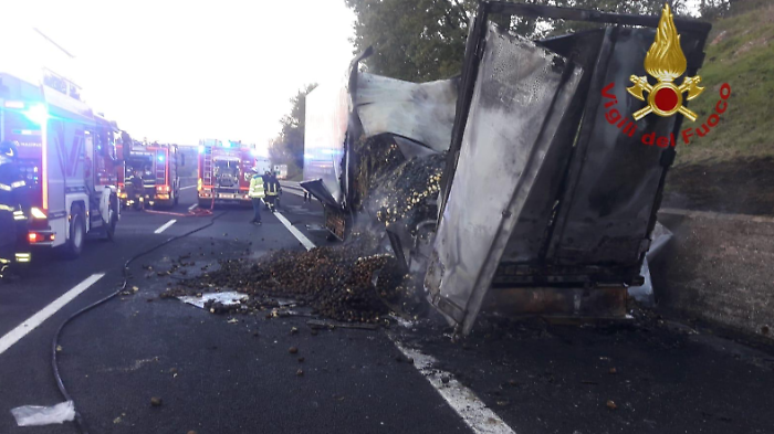 Incendio, camion a fuoco sull'Autostrada: A1 chiusa tra Valdichiana e Monte San Savino per le operazioni di spegnimento. Lunghe code