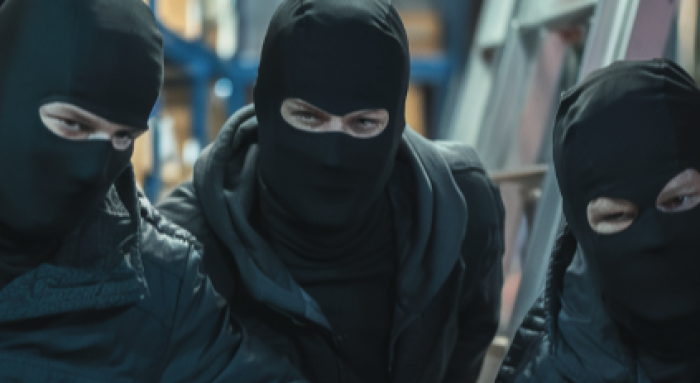 Banditi bloccano strada con mezzi rubati e fanno razzia di argento: nuovo colpo nel distretto orafo di Arezzo