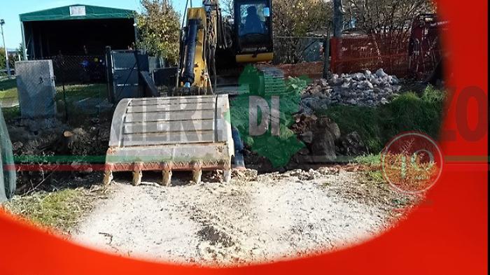 Arezzo, a Ca' dei Frati il ponte è stato abbattuto. Residenti sopra per non farlo buttare giù