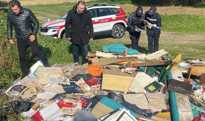 Scaricano camion di rifiuti lungo il Sentiero della Bonifica, due sindaci sul luogo della discarica abusiva