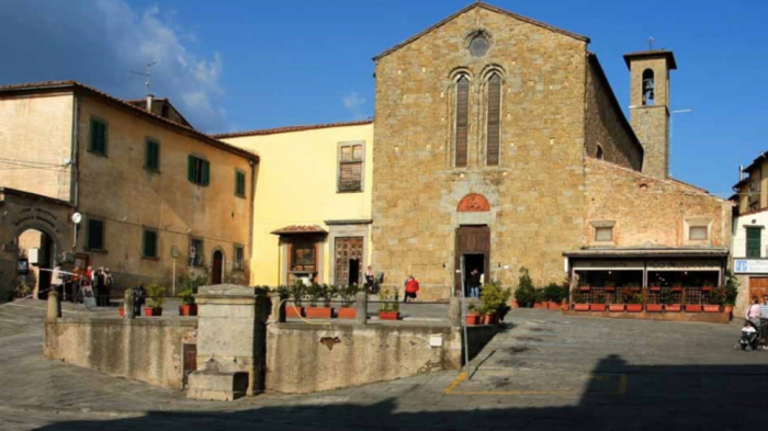 Donna inciampa e cade nella piazza del centro storico, Comune deve risarcire (con l'assicurazione) con 100 mila euro