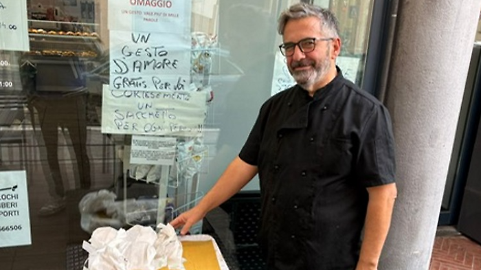 Barista di Arezzo, a Saione, mette fuori un tavolino con sopra il pane gratis per chi non può permetterselo