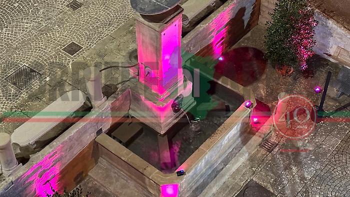 Fontana imbrattata a Sansepolcro dopo tre giorni che è stata restaurata