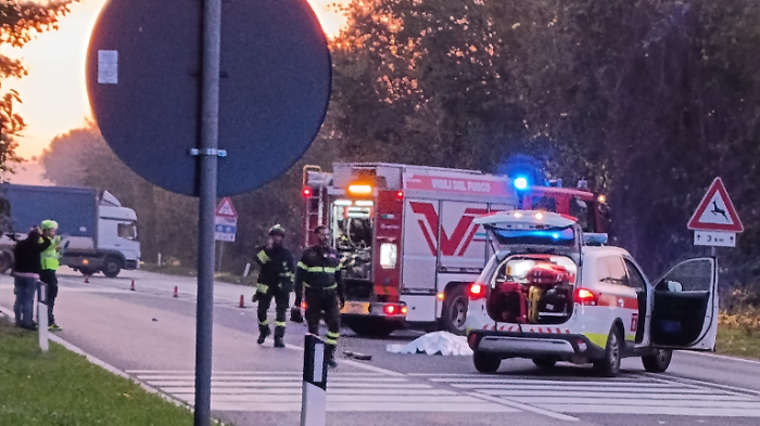 Morto per soccorrere due ragazze, ultimo saluto a Luigi. Indagato l'automobilista che lo ha investito
