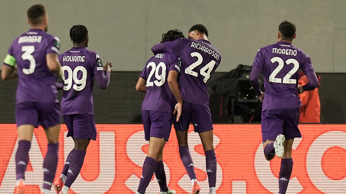 Stasera in campo la Fiorentina in Conference League: le possibili formazioni e dove vederla in tv o streaming