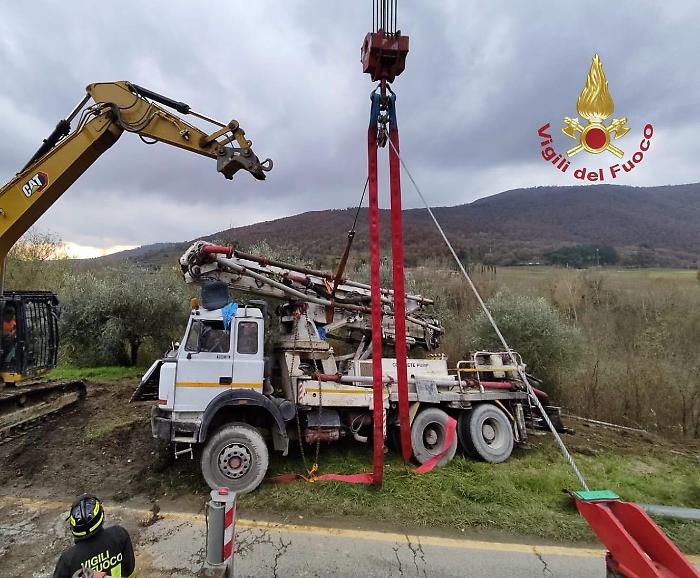 Casentino, betoniera finita fuori strada lungo la regionale 71 recuperata dai vigili del fuoco. Disagi per la viabilità