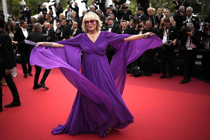 Amanda Lear e quella promessa: "Il patrimonio? lo lascer&ograve; ai miei gatti". Chi &egrave; l'icona senza tempo e musa di Salvador Dal&igrave;