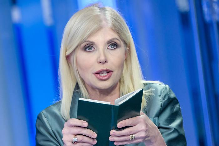 Concita Borrelli, chi &egrave; la conduttrice de La mia met&agrave; su Rai 2: dal matrimonio con Fulco Ruffo di Calabria al titolo di principessa