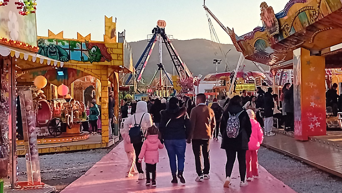 Luna park nella città in clima natalizio, una tradizione con nuovi giochi. Spazio alla solidarietà e messa del vescovo