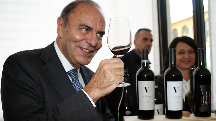 Bruno Vespa a La volta buona: la masseria del giornalista al centro del dibattito politico italiano