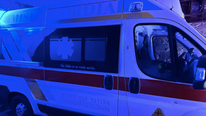 Scontro fra auto e mezzo pesante all'uscita del casello A1: ferito un 26enne