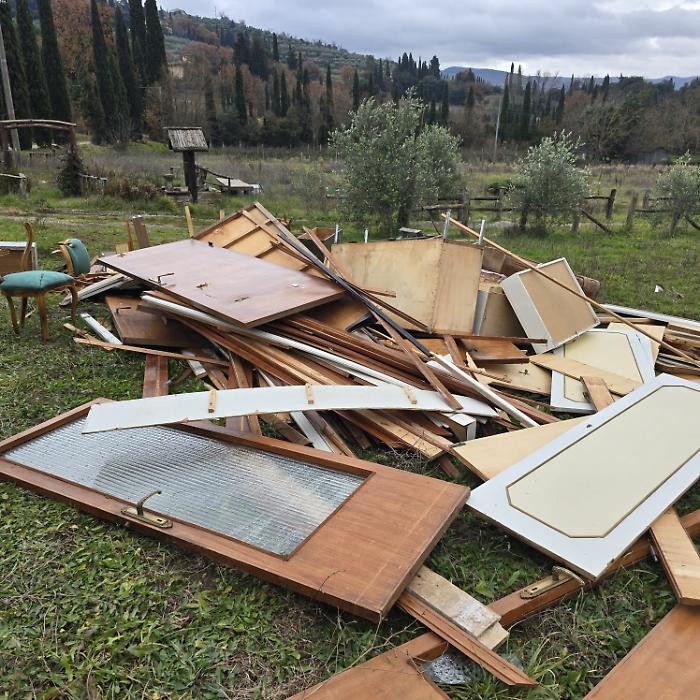 Arezzo, rifiuti abbandonati a due passi dalla torre di Gnicche