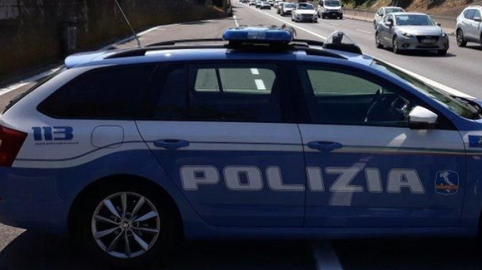 Cocaina per lo spaccio di Natale e soldi nascosti nel vano motore dell'auto: arrestato un 44enne in A1