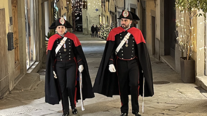 Carabinieri in uniforme storica nel centro storico per prevenzione e prossimità