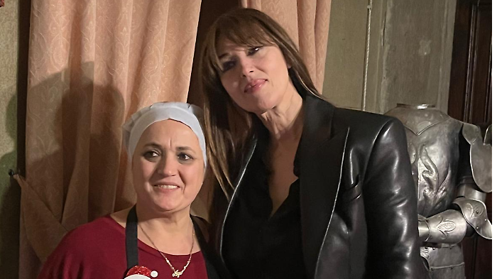 Monica Bellucci, ritorno a casa per le feste di Natale: allegria e a tavola con un piatto della tradizione umbra