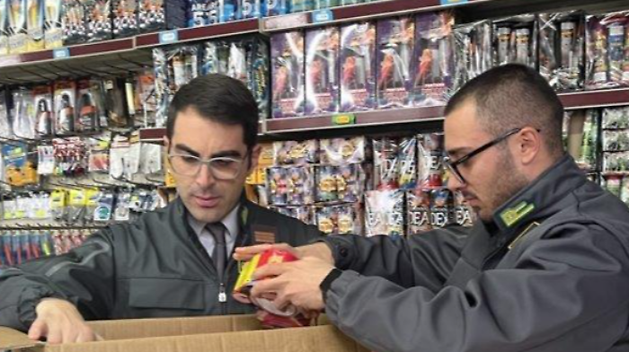 Sequestrati dalla Finanza oltre 300 chili di fuochi d'artificio nel negozio: non sicuri e potenzialmente pericolosi per la struttura