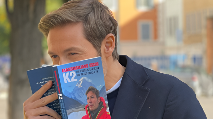 Massimiliano Ossini chi &egrave; il protagonista e narratore del documentario Sulle orme del K2 in onda stasera in tv su Rai 3, gioved&igrave; 2 gennaio