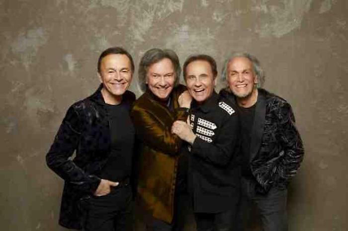 Pooh: Noi Amici X Sempre stasera in tv sabato 4 gennaio su Canale 5: il concerto-evento che celebra la carriera della band 