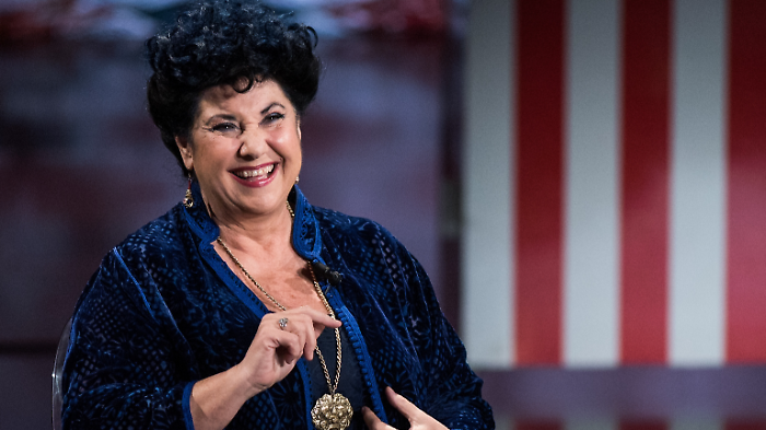 Marisa Laurito ospite di Francesca Fialdini a Da noi... a ruota libera, chi &egrave;: la carriera tra cinema, teatro e televisioni e tutti gli amori dell'attrice