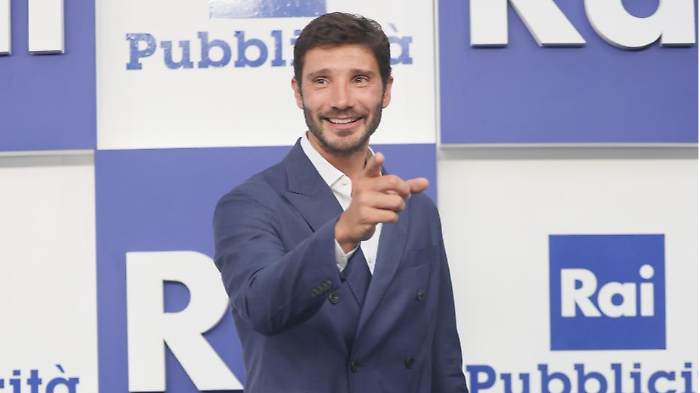 Stefano De Martino, dal bar di pap&agrave; e nonno alla diretta della Lotteria Italia con Affari Tuoi: la scalata in tv del conduttore sex symbol