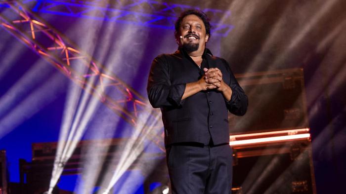 Ma... diamoci del tour! In Europa stasera in tv marted&igrave; 7 gennaio su Rai 2: un diario di viaggio dello spettacolo di Enrico Brignano