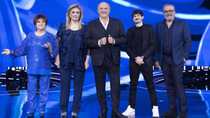 Io canto senior stasera in tv venerd&igrave; 10 gennaio su Canale 5: tutte le anticipazioni del programma condotto da Gerry Scotti
