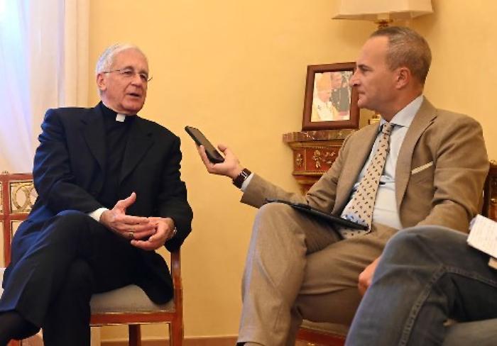 Monsignor Boccardo durante l'intervista con il direttore del Corriere dell'Umbria e del Gruppo Corriere, Sergio Casagrande (Foto Giancarlo Belfiore)