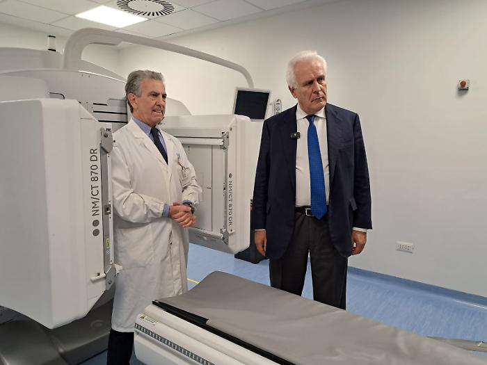Eugenio Giani visita l'ospedale San Donato di Arezzo: "Nuovi avanzamenti tecnologici finanziati dal PNRR"