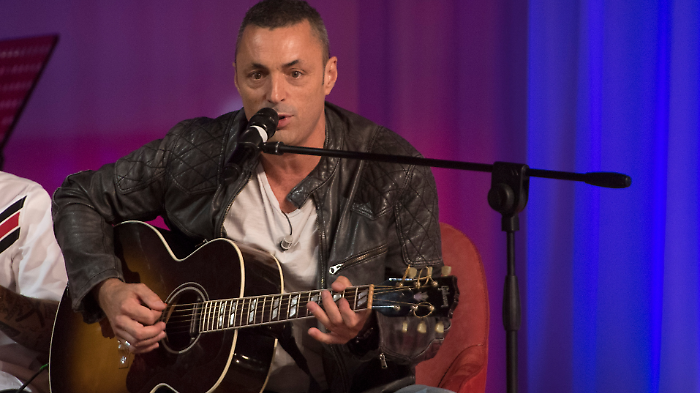 Alex Britti ospite a Tv Talk e stasera a Ora o mai pi&ugrave; con Marco Liorni: dalla passione per la musica alla vita da pap&agrave; single