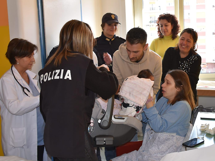 La gioia della mamma che riabbraccia la sua bimba rapita da finta infermiera. Ecco quanti minori spariscono in Italia ogni anno