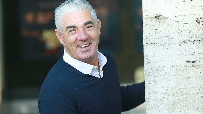 Biagio Izzo nel cast di Stasera tutto pu&ograve; succedere, chi &egrave;: dagli esordi al successo nazionale, tra cinema, televisione e controversie giudiziarie