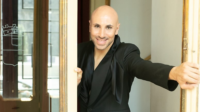 Vincenzo de Lucia &egrave; uno dei protagonisti di Stasera tutto &egrave; possibile su Rai 1, chi &egrave;: la carriera tra televisione e teatro e le imitazioni pi&ugrave; celebri